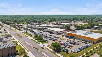 Huge open-concept main level: Check! Spacious bedrooms with a on Minor Park Golf Course in Missouri - for sale on GolfHomes.com, golf home, golf lot