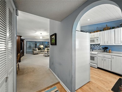 Enjoy the perfect Florida lifestyle in this 2-bedroom, 2-bath on Lake Wales Country Club in Florida - for sale on GolfHomes.com, golf home, golf lot