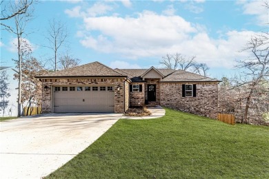 Stunning home in an ideal location! This charming 3 bed, 3 bath on Bella Vista Country Club - Kingswood in Arkansas - for sale on GolfHomes.com, golf home, golf lot