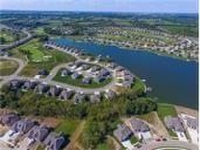 This beautiful home is located in a maintenance provided area in on Golf Club of Creekmoor in Missouri - for sale on GolfHomes.com, golf home, golf lot