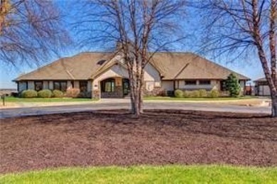 This beautiful home is located in a maintenance provided area in on Golf Club of Creekmoor in Missouri - for sale on GolfHomes.com, golf home, golf lot