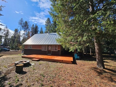 Cute as a button cabin in a great in town location! This 3 on McCall Municipal Golf Course in Idaho - for sale on GolfHomes.com, golf home, golf lot