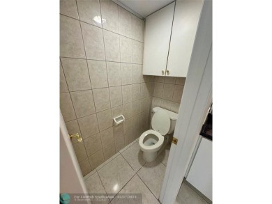 Move-in ready in the heart of Davie close to highways on Pine Island Ridge Country Club in Florida - for sale on GolfHomes.com, golf home, golf lot
