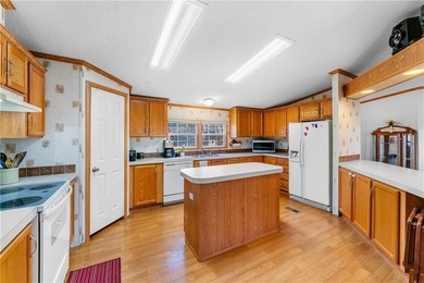 Welcome to a peaceful retreat where comfort, convenience, and on Holiday Island Executive Golf Course in Arkansas - for sale on GolfHomes.com, golf home, golf lot