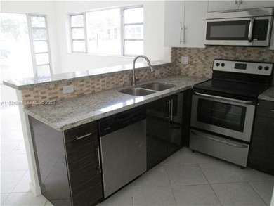 LOVELY, VERY SPACIOUS 3 BD 2.5 BATH TOWNHOME. EAT-IN KITCHEN on  in Florida - for sale on GolfHomes.com, golf home, golf lot