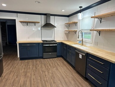 Welcome to 1910 Lakeshore Drive, located in the beautiful and on Lakeshore Country Club in Kentucky - for sale on GolfHomes.com, golf home, golf lot