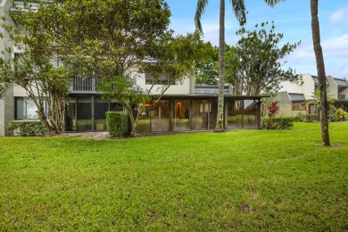 Beautifully maintained 3-bedroom townhouse in a sought-after 55+ on Fountains Golf and Country Club in Florida - for sale on GolfHomes.com, golf home, golf lot