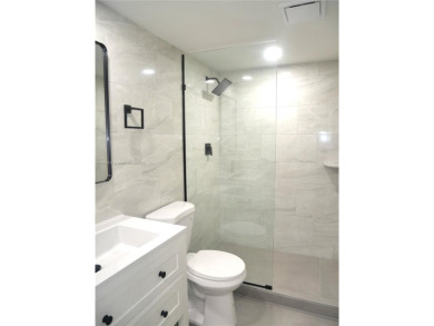 Beautifully updated 2-bedroom, 2-bath condo in the desirable on Palm-Aire Country Club and Resort - Palms in Florida - for sale on GolfHomes.com, golf home, golf lot