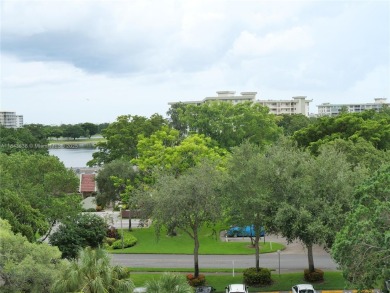 Beautifully updated 2-bedroom, 2-bath condo in the desirable on Palm-Aire Country Club and Resort - Palms in Florida - for sale on GolfHomes.com, golf home, golf lot