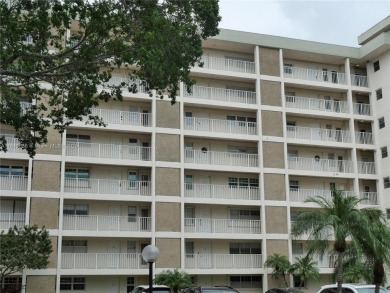 Beautifully updated 2-bedroom, 2-bath condo in the desirable on Palm-Aire Country Club and Resort - Palms in Florida - for sale on GolfHomes.com, golf home, golf lot