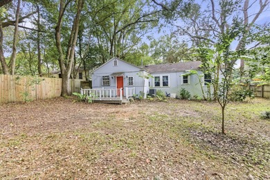 **Appraised at $194,000!** Cute, corner-lot cottage in Menlo on Capital City Country Club in Florida - for sale on GolfHomes.com, golf home, golf lot