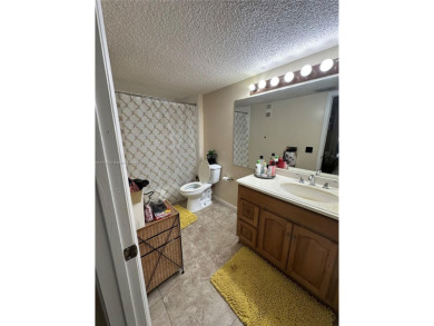 This beautifully  2-bedroom, 2-bathroom condo offers the perfect on Oaks Country Club in Florida - for sale on GolfHomes.com, golf home, golf lot