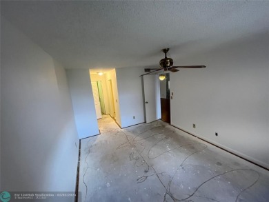 HANDYMAN SPECIAL! MAKE IT YOUR OWN! FRESHLY PAINTED. SPACIOUS 1 on Sunrise Lakes Phase IV Golf Course in Florida - for sale on GolfHomes.com, golf home, golf lot