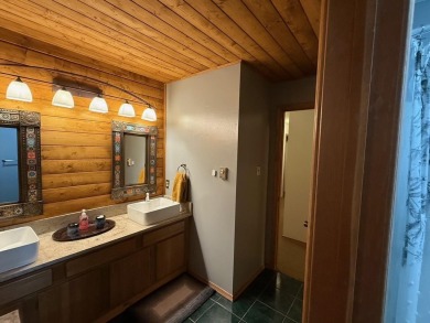 Conveniently located 3 bedrooms, 2 1/2-bathroom cabin in Angel on Angel Fire Resort Country Club in New Mexico - for sale on GolfHomes.com, golf home, golf lot