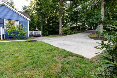 Beautifully furnished 3BR/2BA ranch ideally located within on Black Mountain Golf Course in North Carolina - for sale on GolfHomes.com, golf home, golf lot