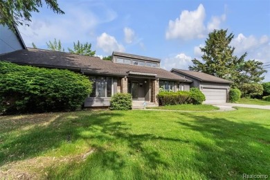 Don't miss out on this end unit condo featuring TWO bedrooms and on Shenandoah Country Club in Michigan - for sale on GolfHomes.com, golf home, golf lot