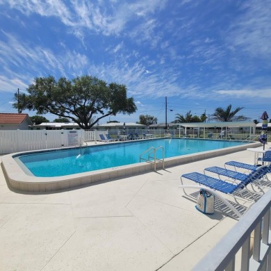 Waterfront GEM! This Mainlands home offers 2 bedrooms, 1 on Mainlands Golf Club in Florida - for sale on GolfHomes.com, golf home, golf lot