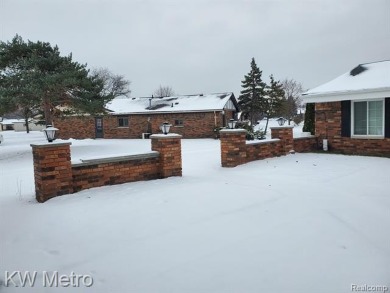 This has the potential to be a GREAT rental. Don't miss this on Maple Lane Golf Club in Michigan - for sale on GolfHomes.com, golf home, golf lot