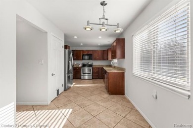 **WOW**2100+ SQ FT ABSOLUTELY BEAUTIFUL 4 BEDROOM, 2 AND A HALF on Lochmoor Club in Michigan - for sale on GolfHomes.com, golf home, golf lot