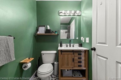 This beautiful 2-bedroom condo in Southfield offers an array of on Evergreen Hills Golf Course in Michigan - for sale on GolfHomes.com, golf home, golf lot