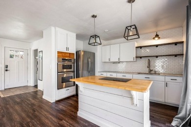 Charming opportunity on the Tweety Bird Bike Trail! Located in on Bella Vista Country Club - Scottsdale in Arkansas - for sale on GolfHomes.com, golf home, golf lot