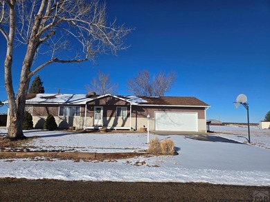 Super clean, nicely update 3 bed 2 bath 2 car garage in awesome on Hollydot Golf Course in Colorado - for sale on GolfHomes.com, golf home, golf lot