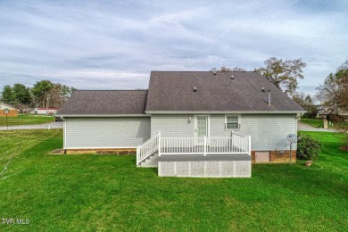 Above average 3 bedroom, 2 and a half bath home on a quiet dead on Silver Lake Golf Course in Tennessee - for sale on GolfHomes.com, golf home, golf lot