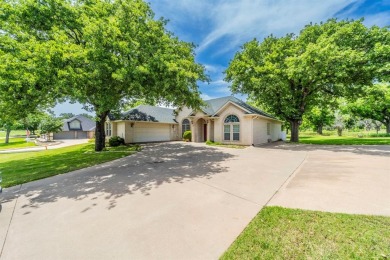 Amazing 3 bedroom, 2 bath, 3 car garage with 1900 square feet on Pecan Plantation Country Club in Texas - for sale on GolfHomes.com, golf home, golf lot