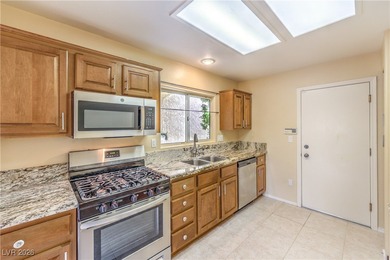 Nice single-story 2 bed, 2 bath townhome in Sun City Summerlin on Highland Falls Golf Club in Nevada - for sale on GolfHomes.com, golf home, golf lot