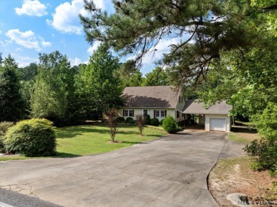 Charming home & great location in poplar Tanglewood subdivision on Tanglewood Shores Golf and Country Club in Virginia - for sale on GolfHomes.com, golf home, golf lot