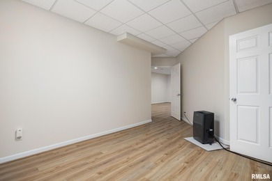 Welcome home to 4815 N. Weaverridge Boulevard! This 4-bedroom, 2 on WeaverRidge Golf Club in Illinois - for sale on GolfHomes.com, golf home, golf lot