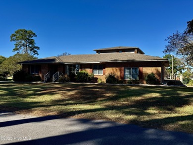 Welcome to a stunning entertainer's paradise! This beautiful on  in North Carolina - for sale on GolfHomes.com, golf home, golf lot