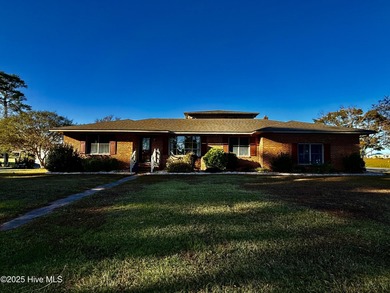 Welcome to a stunning entertainer's paradise! This beautiful on  in North Carolina - for sale on GolfHomes.com, golf home, golf lot