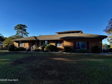 Welcome to a stunning entertainer's paradise! This beautiful on  in North Carolina - for sale on GolfHomes.com, golf home, golf lot