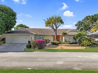 Beautifully maintained 3-bedroom, 3-bath home featuring an open on Woodlands Country Club in Florida - for sale on GolfHomes.com, golf home, golf lot