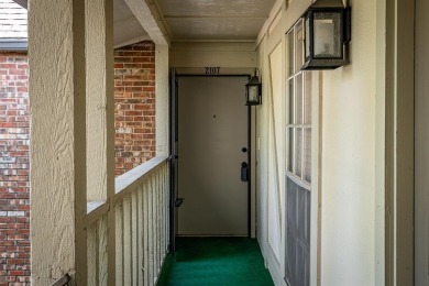 Fabulous UPDATED one-story condo in excellent far North on Prestonwood Country Club - Dallas County in Texas - for sale on GolfHomes.com, golf home, golf lot