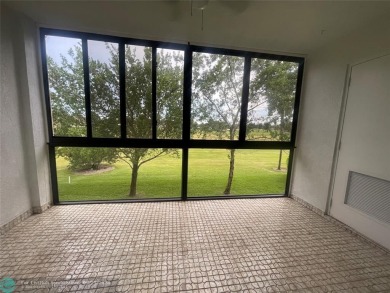 MOTIVATED SELLER. PRICE REDUCED! SELLER WILL CONTRIBUTE UP TO $5 on Oriole Golf and Tennis Club in Florida - for sale on GolfHomes.com, golf home, golf lot