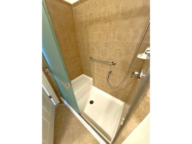 This 1678 square foot, spacious, 2 bedroom/ 2 full bathroom on White Eagle Golf Club in Illinois - for sale on GolfHomes.com, golf home, golf lot