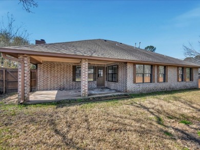 Beautiful 3-bedroom, 2-bath home in the desirable Crown Colony on Crown Colony Country Club in Texas - for sale on GolfHomes.com, golf home, golf lot