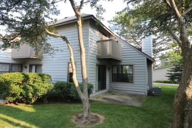 Beautiful HeatherRidge 2 bedroom 2 bath townhome overlooks pond on Heather Ridge Golf Club in Illinois - for sale on GolfHomes.com, golf home, golf lot