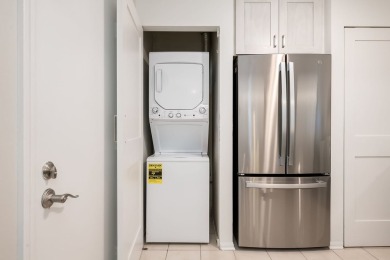 Freshly updated, move-in ready! This spacious 2 bed/2 bath on Village Links of Glen Ellyn in Illinois - for sale on GolfHomes.com, golf home, golf lot