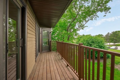 Freshly updated, move-in ready! This spacious 2 bed/2 bath on Village Links of Glen Ellyn in Illinois - for sale on GolfHomes.com, golf home, golf lot