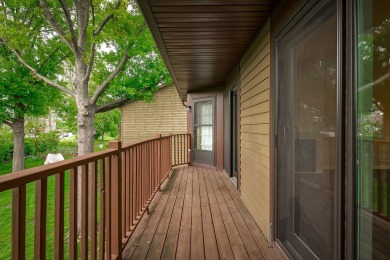 Freshly updated, move-in ready! This spacious 2 bed/2 bath on Village Links of Glen Ellyn in Illinois - for sale on GolfHomes.com, golf home, golf lot