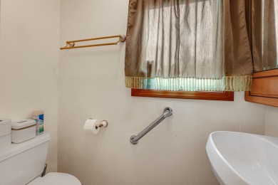 Beautiful 3 bedroom 2 bathroom house in quiet neighborhood on Lincolnshire Country Club in Illinois - for sale on GolfHomes.com, golf home, golf lot