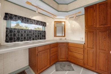 Beautiful 3 bedroom 2 bathroom house in quiet neighborhood on Lincolnshire Country Club in Illinois - for sale on GolfHomes.com, golf home, golf lot