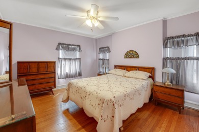 Beautiful 3 bedroom 2 bathroom house in quiet neighborhood on Lincolnshire Country Club in Illinois - for sale on GolfHomes.com, golf home, golf lot