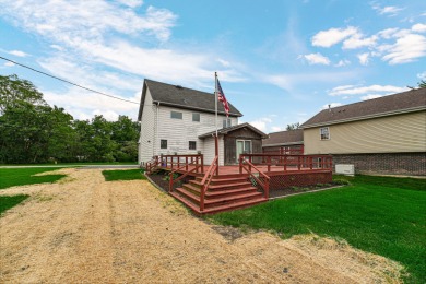 Beautiful 3 bedroom 2 bathroom house in quiet neighborhood on Lincolnshire Country Club in Illinois - for sale on GolfHomes.com, golf home, golf lot
