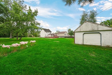 Beautiful 3 bedroom 2 bathroom house in quiet neighborhood on Lincolnshire Country Club in Illinois - for sale on GolfHomes.com, golf home, golf lot