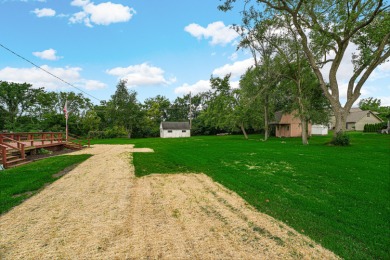 Beautiful 3 bedroom 2 bathroom house in quiet neighborhood on Lincolnshire Country Club in Illinois - for sale on GolfHomes.com, golf home, golf lot