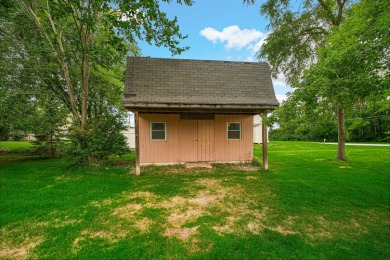 Beautiful 3 bedroom 2 bathroom house in quiet neighborhood on Lincolnshire Country Club in Illinois - for sale on GolfHomes.com, golf home, golf lot